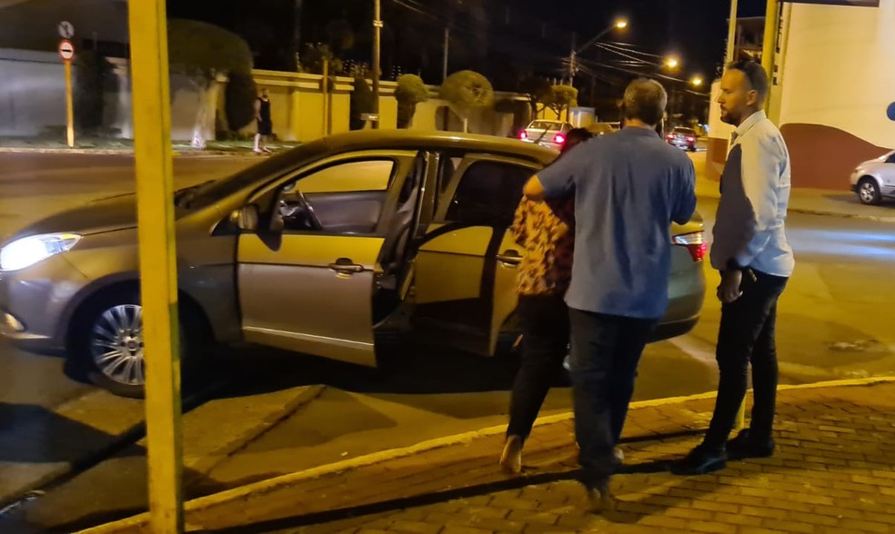 Mulher disse que foi libertada em uma praça em Iracemápolis — Foto: Wagner Morente