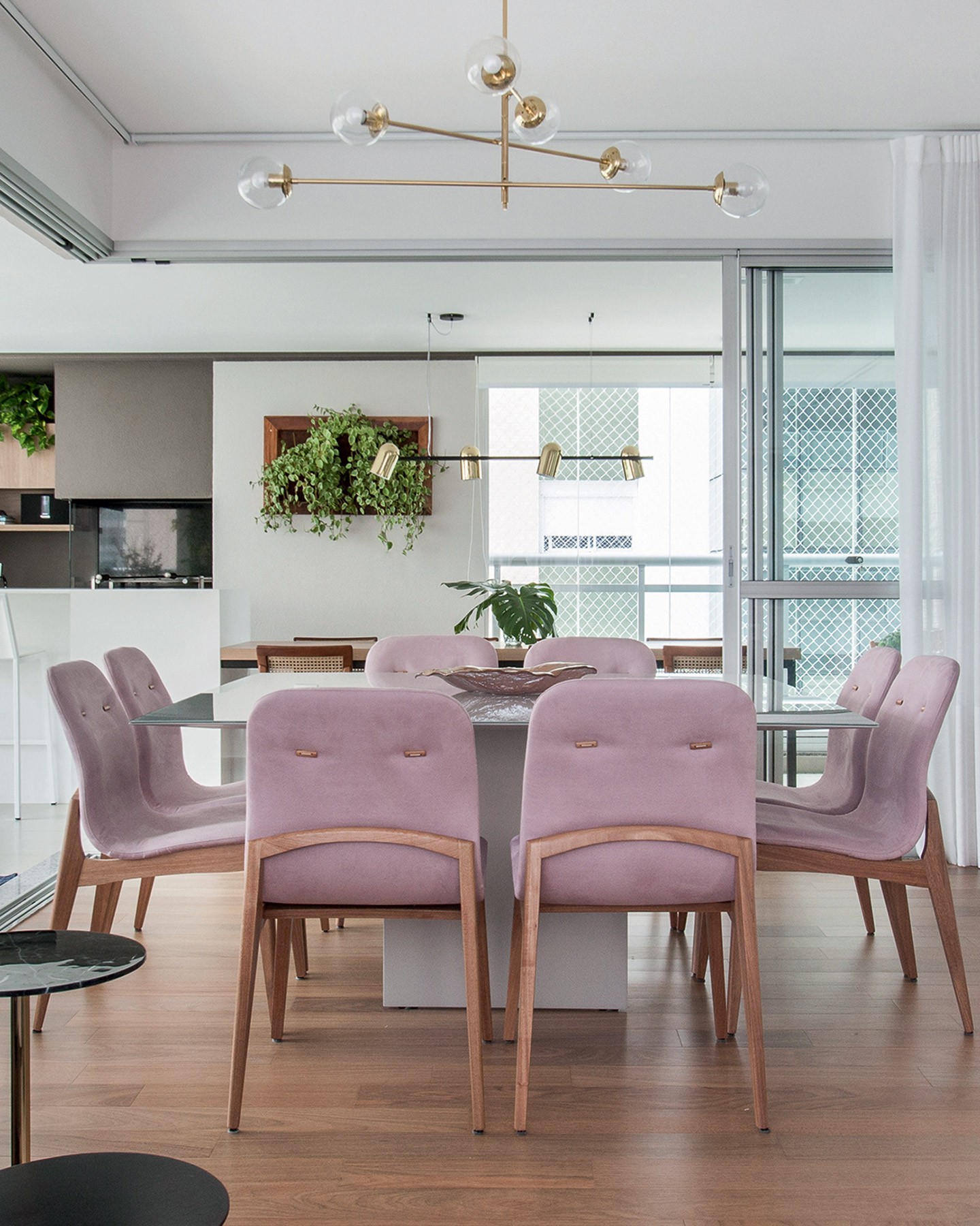 Apartamento de 220 m² ganha décor leve e móveis com linhas retas (Foto: Eder Bruscagin/divulgação)