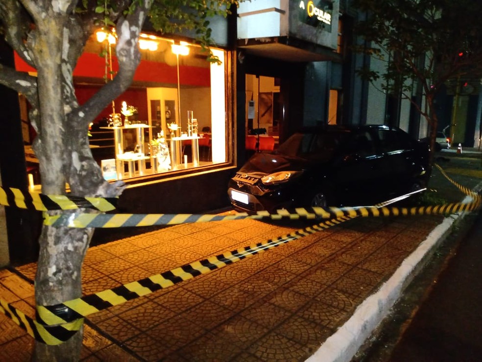 Um dos carros subiu na calçada após a batida em Jaú — Foto: Divulgação/Defesa Civil