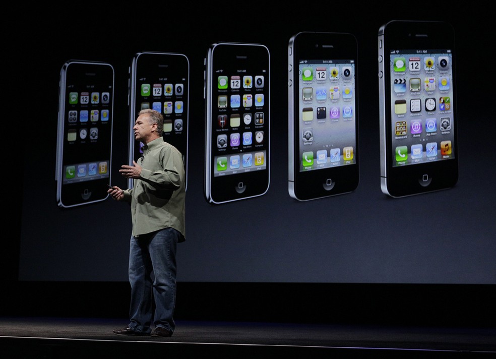 Phil Schiller apresenta o iPhone 5 em 2012. — Foto: Eric Risberg/AP