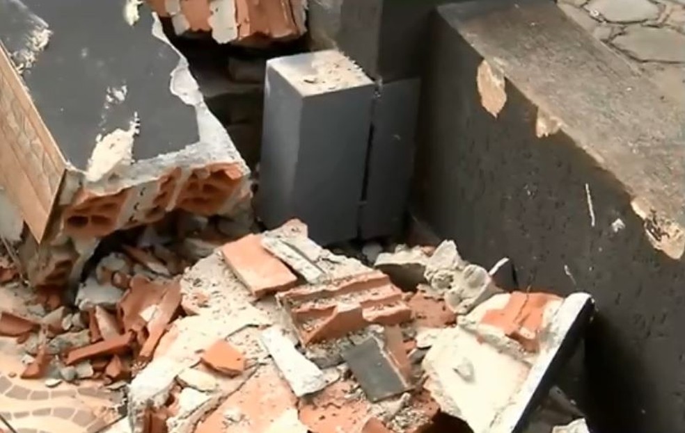 Muro de lanchonete ficou destruído após atropelamento de prefeito, que está em estado grave — Foto: RPC