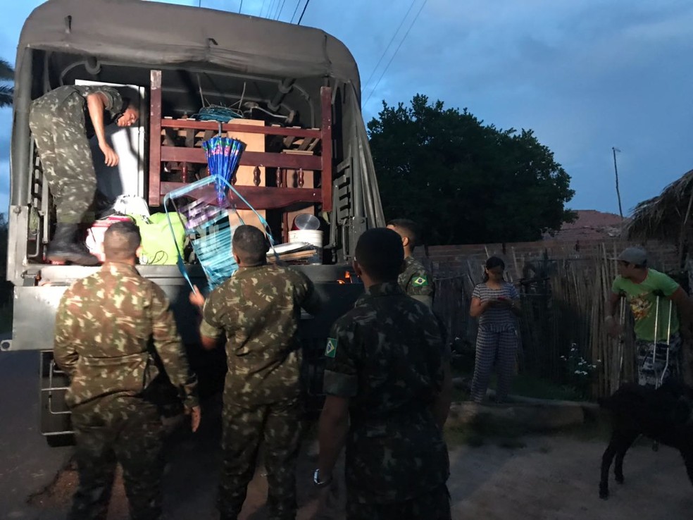 FamÃ­lias tiveram apoio do ExÃ©rcito para retirada em comunidade prÃ³xima a barragem (Foto: Aniele BrandÃ£o/TV Clube)