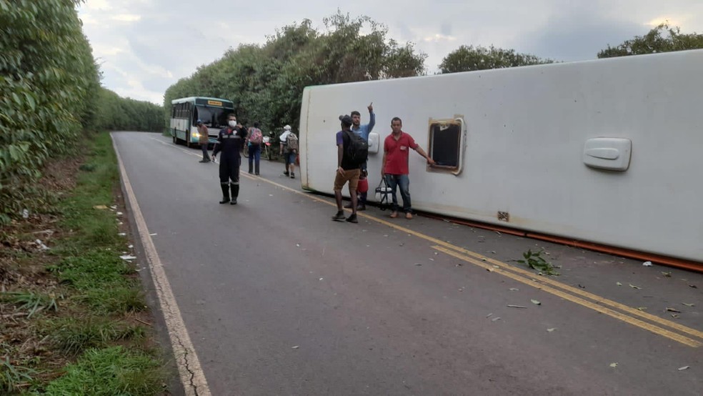 Ônibus de trabalhadores rurais tomba em estrada vicinal entre Tambaú e Mococa — Foto: Mococa 24 horas