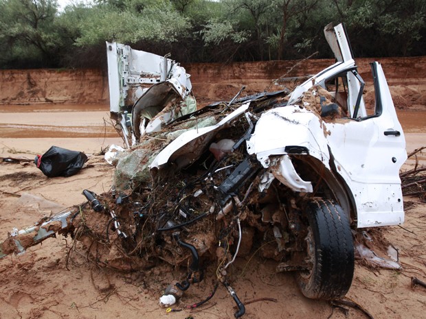 Foto mostra os destroços retorcidos de duas vans que foram arrastadas pelas águas durante enchente em Hildale, Utah (Foto: George Frey/Getty Images/AFP) Foto mostra os destroços retorcidos de duas vans que foram arrastadas pelas águas durante enchente em Hildale, Utah (Foto: George Frey/Getty Images/AFP)