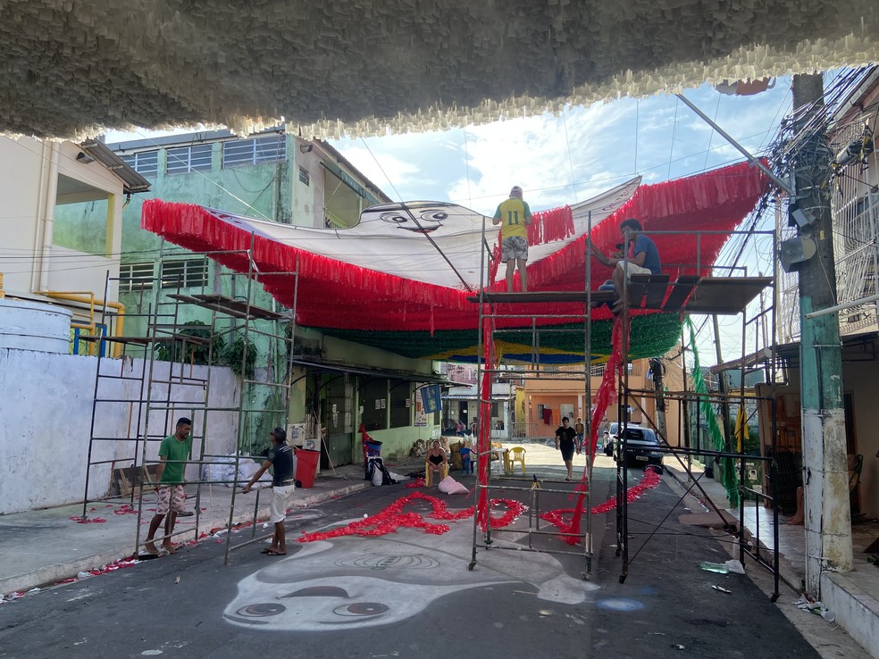 Moradores finalizam decoração na Rua 24 de Agosto, bairro Morro da Liberdade, em Manaus, para a Copa do Mundo. — Foto: Patrick Marques/g1 AM