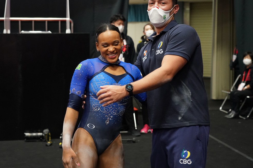 Rebeca Andrade comemora feliz com o técnico após um bom resultado  — Foto:  Toru Hanai/Getty Images