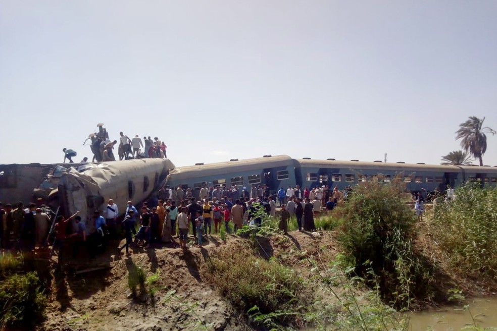 Aglomeração ao redor de dois trens que colidiram na cidade de Sohag, no Egito, em 26 de março 2021 — Foto: Stringer/Reuters