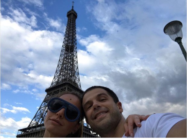 Sabrina e Duda com a Torre Eiffel ao fundo (Foto: Reprodução Instagram)