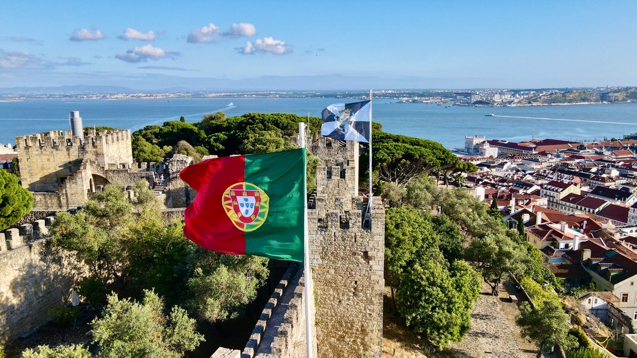 Bandeira de Portugal fincada no Castelo de São Jorge, em Lisboa