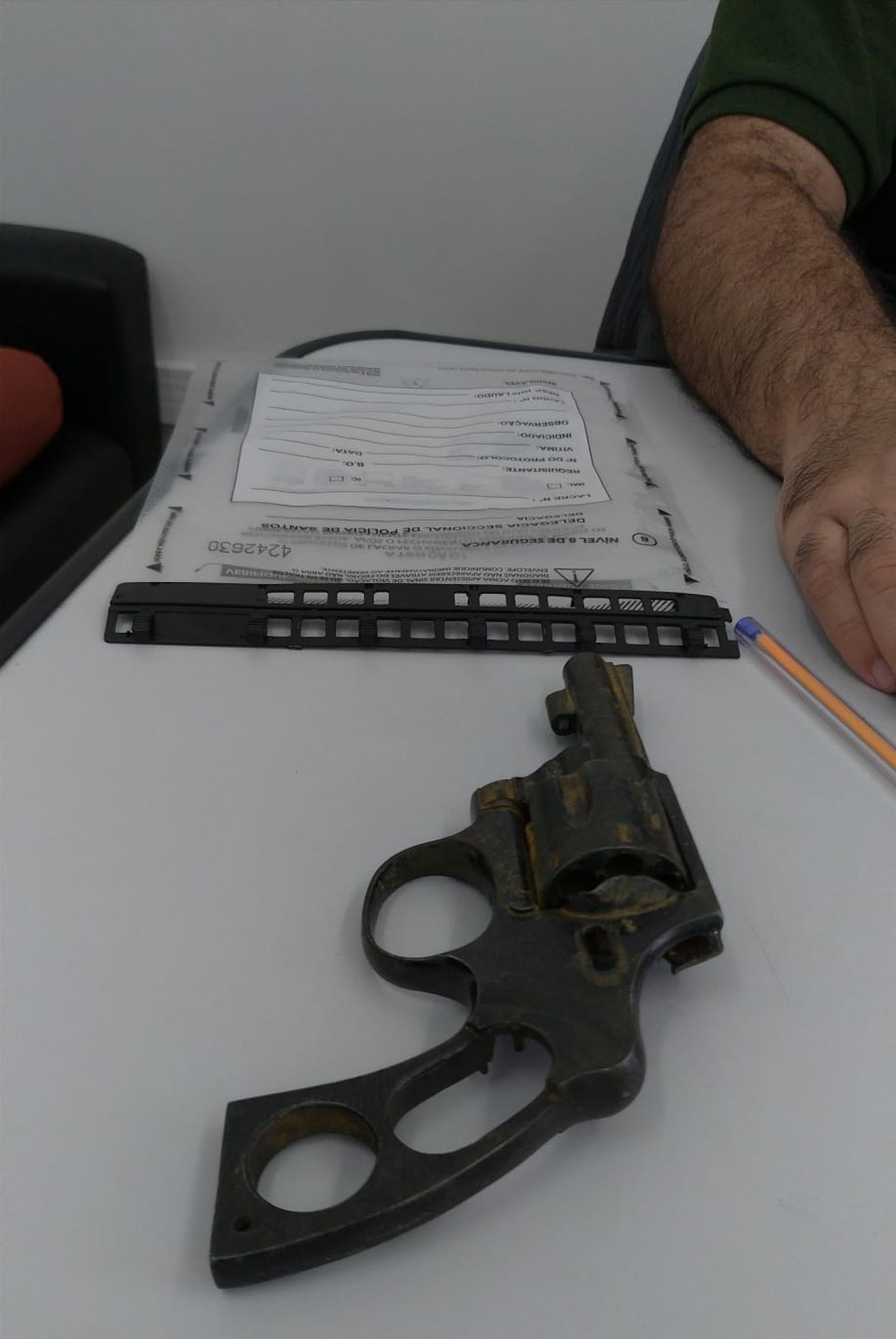 Carcaça de revólver foi entregue à Polícia Civil de Santos, SP — Foto: Arquivo pessoal/Eduardo Henrique Gomes