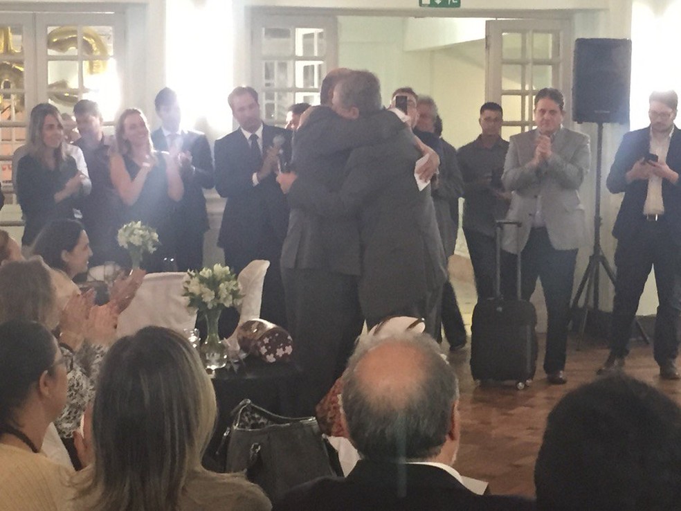 Nelson Mufarrej e Carlos Eduardo Pereira se abraçam na cerimônia de lançamento da chapa (Foto: Thiago Lima)