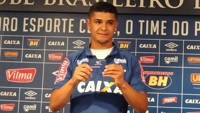 Apresentado oficialmente, Denílson quer brigar por vaga no time titular