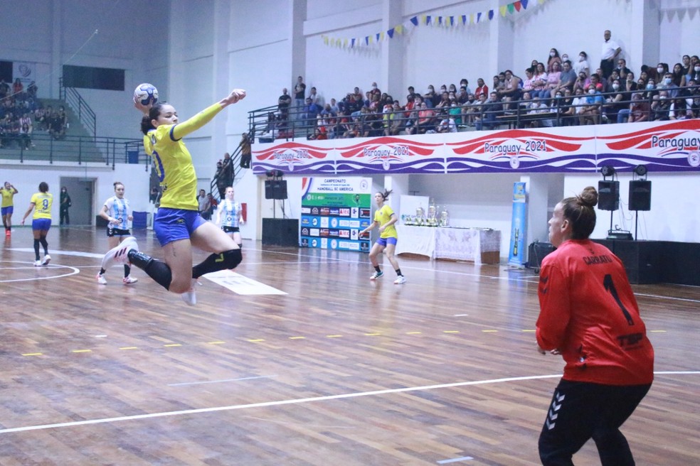 Brasil apertou o ritmo na segunda metade do primeiro tempo e foi para o intervalo com vantagem — Foto: Handballsca