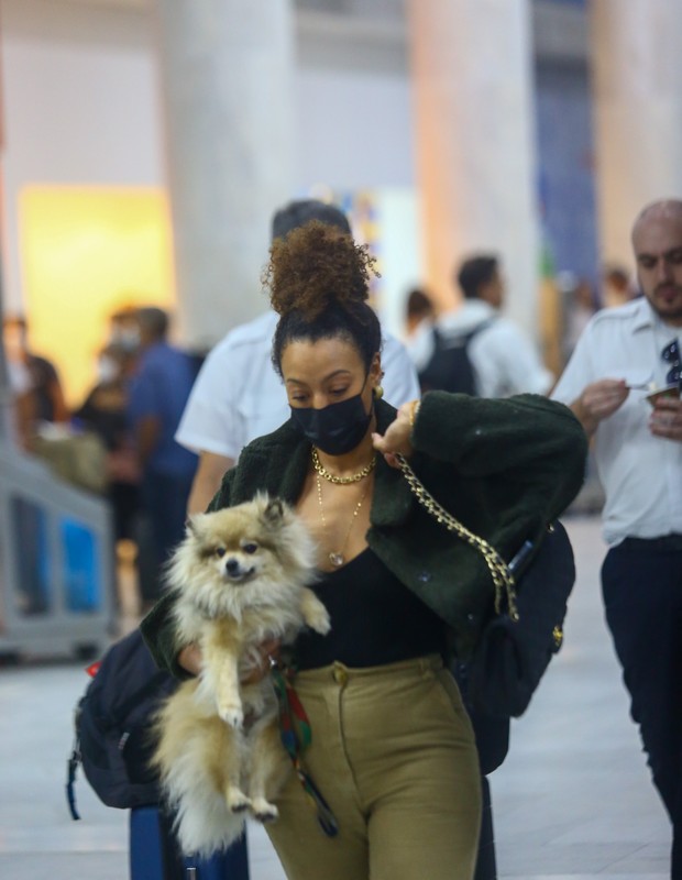 Sheron Menezzes é vista em aeroporto com cachorrinho (Foto: Vitor Pereira/AgNews)