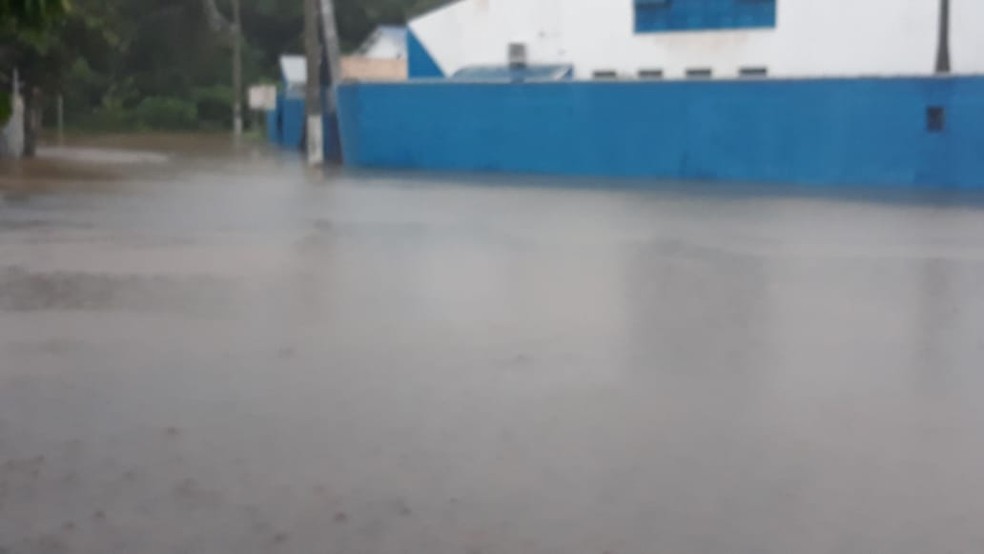 A escola Maria Thereza, no Getuba, em Caraguá, suspendeu as aulas por causa do alagamento — Foto: Divulgação/Defesa Civil