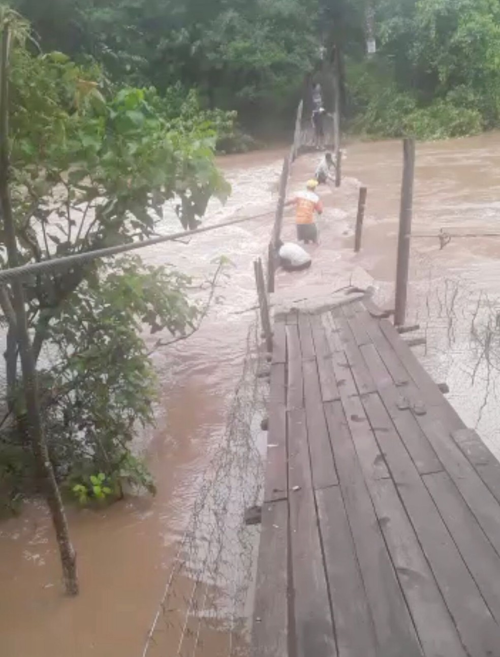 Ponte que dá acesso à comunidade quilombola desmoronou — Foto: Reprodução