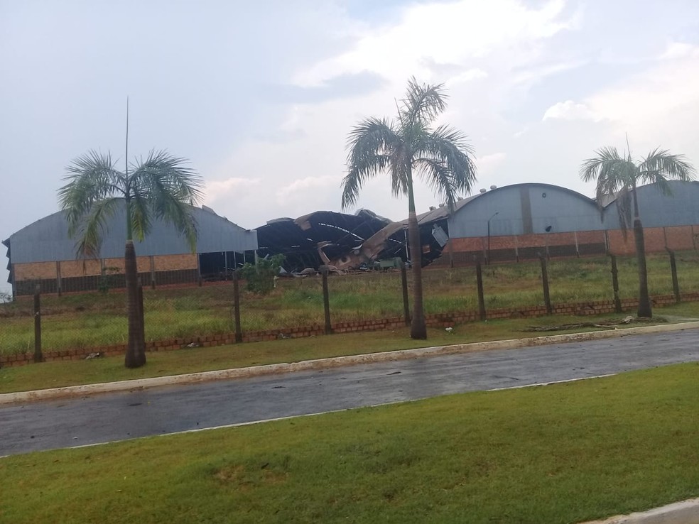 Galpões foram destruídos com fortes ventos (Foto: WhatsApp/Reprodução)