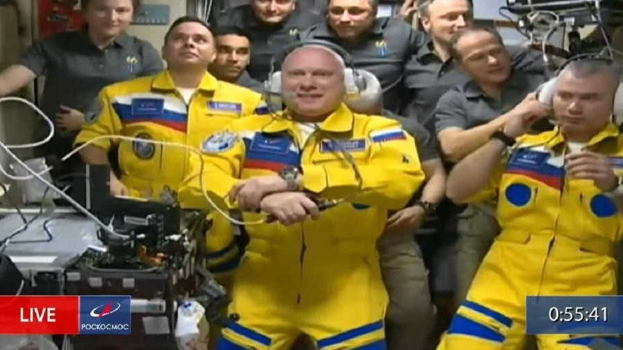 Cosmonautas russos chegam à estação vestindo as cores da bandeira Ucraniana (Foto: Reprodução / Divulgação)