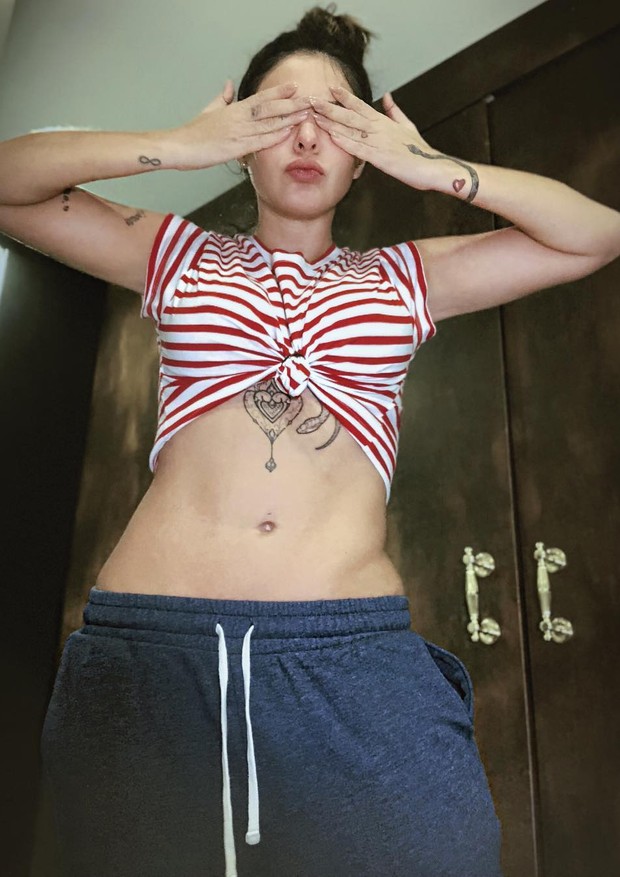 Alinne Rosa usa cropped e exibe tatuagem abaixo dos seios (Foto: Reprodução/Instagram)
