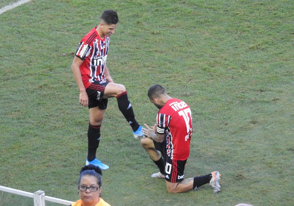 Daniel Alves agradece Vitor Bueno pelo passe no gol do São Paulo — Foto: Marcelo Hazan