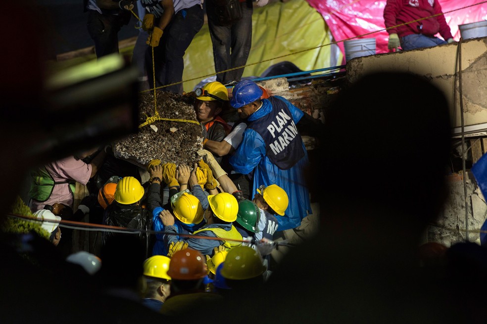 Socorrista entra sob escombros de escola Enrique Rebsamen, na Cidade do México, para procurar sobreviventes, nesta quinta-feira (21). Uma menina de 12 anos foi localizada com vida  (Foto: Daniel Becerril/ Reuters)