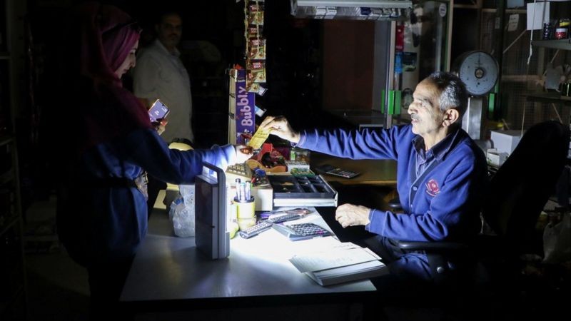Recente corte de energia forçou muitas pessoas a comprar geradores (Foto: Reuters via BBC News)
