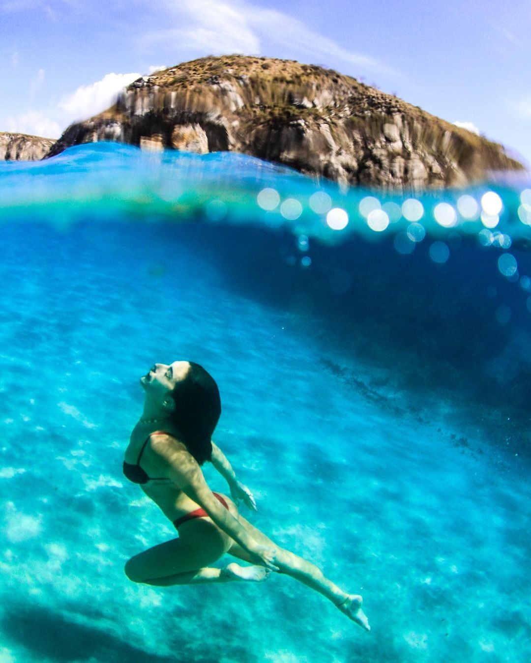 Fe Paes Leme posa em águas cristalinas de Fernando de Noronha (Foto: Reprodução/Instagram)