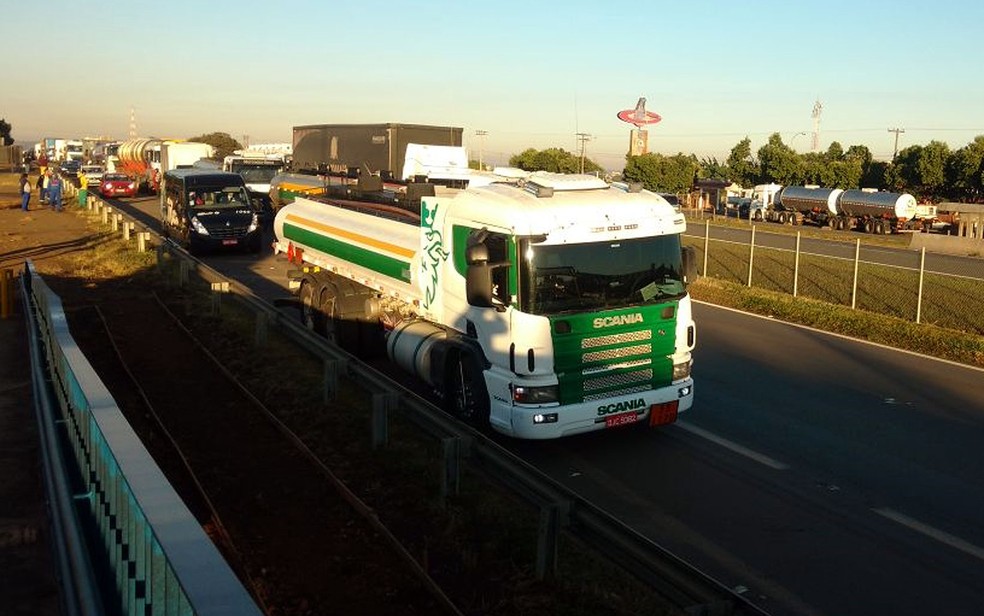Caminhões bloqueiam trecho da Rodovia SP-332, em Paulínia (Foto: João Ariton Martins/Arquivo pessoal)