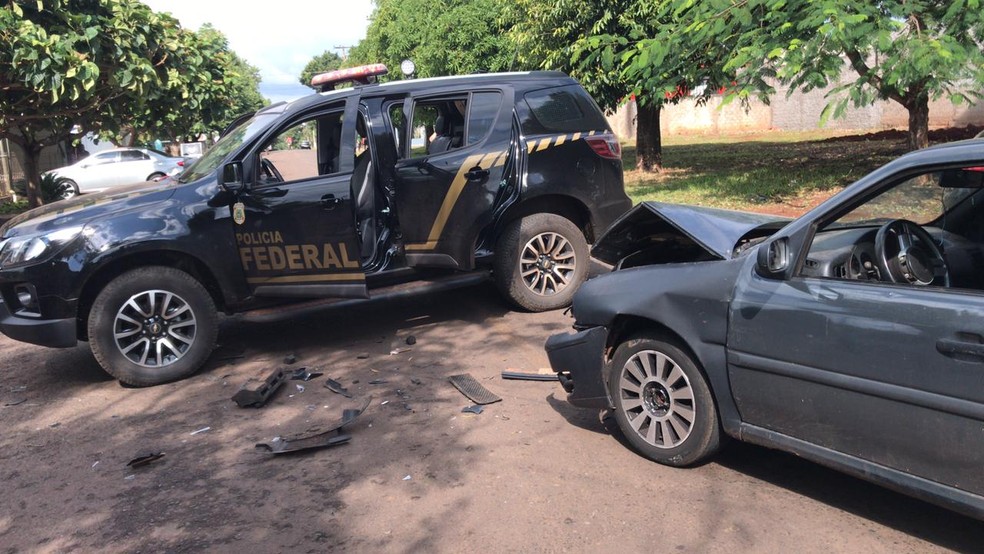 Carro só parou após bater, segundo a polícia — Foto: PF/Divulgação