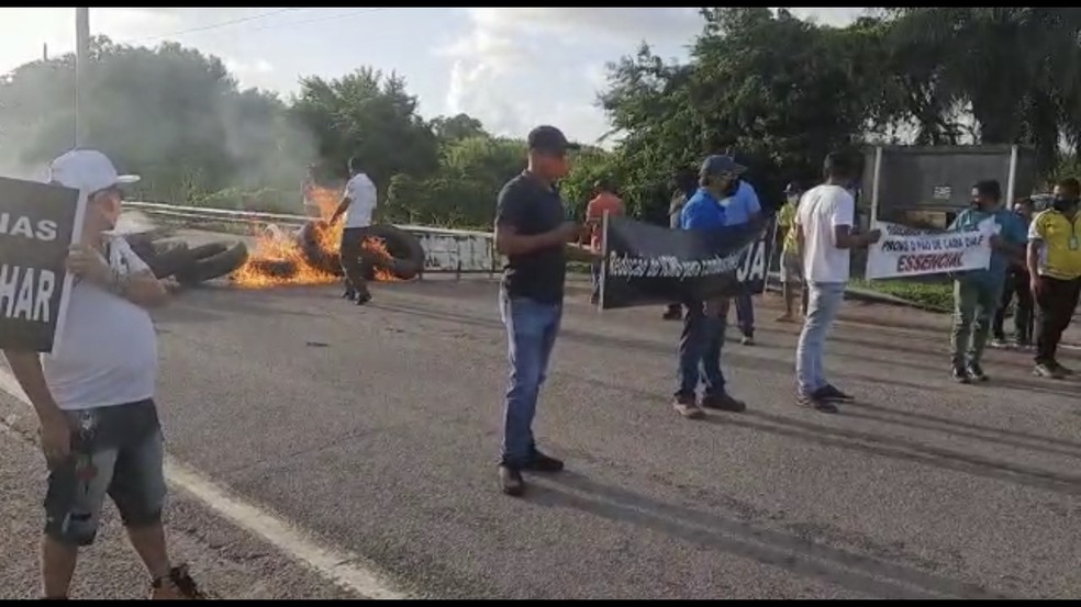 Trabalhadores da área de turismo fizeram protesto na manhã desta quarta-feira (3) na via de acesso ao Porto de Suape, no Cabo de Santo Agostinho — Foto: Theo Barbosa/Acervo pessoal
