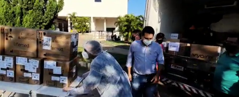 No último domingo (21), o prefeito André Kozan Lemos ajudou a descarregar respiradores destinados ao atendimento de pacientes em Dracena — Foto: Divulgação/Prefeitura