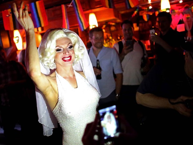 Carlotta Gurl, ativista dos direitos LGBT de Vancouver, no Canadá, celebra a decisão da Suprema Corte americana no Stonewall, bar gay icônico no bairro de West Village, em Nova York (Foto: Yana Paskova/Getty Images/AFP)