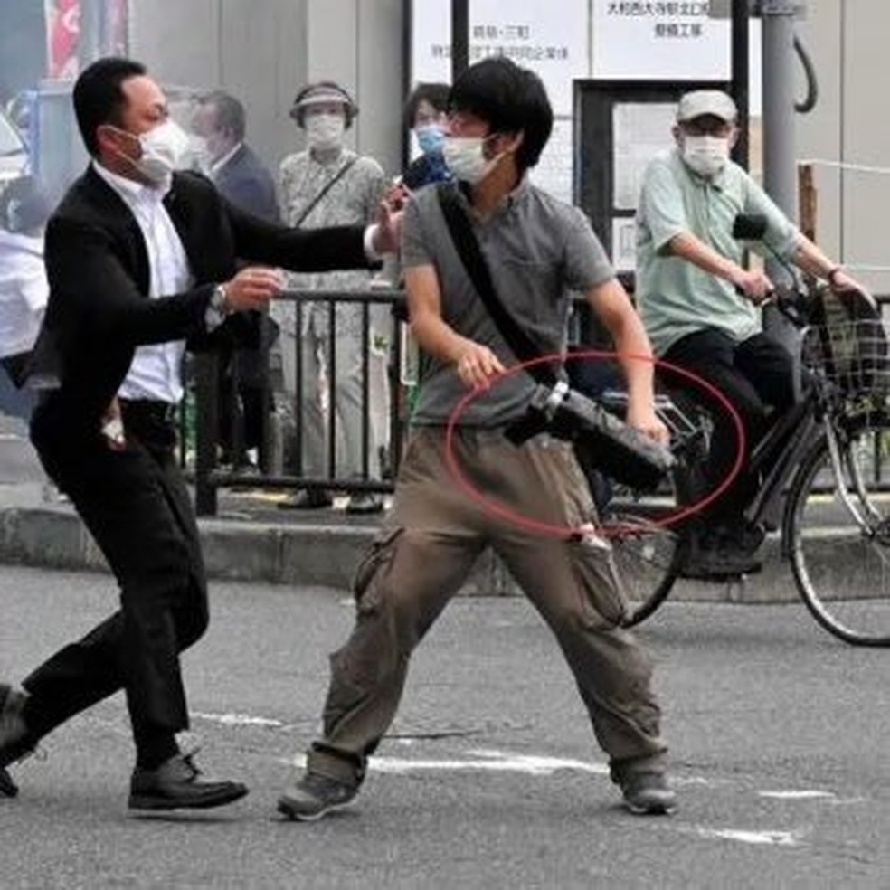  Tetsuya Yamagami, o suspeito do assassinato, com a suposta arma — Foto: Reprodução