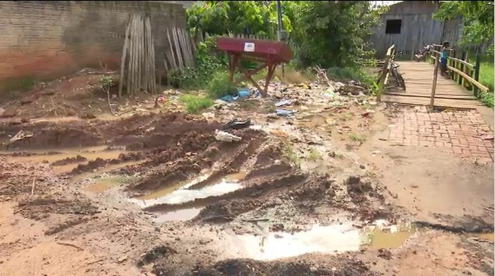 Buraco, lixo e falta de reparos em acesso a rua são reclamações de moradores (Foto: Reprodução Rede Amazônica)