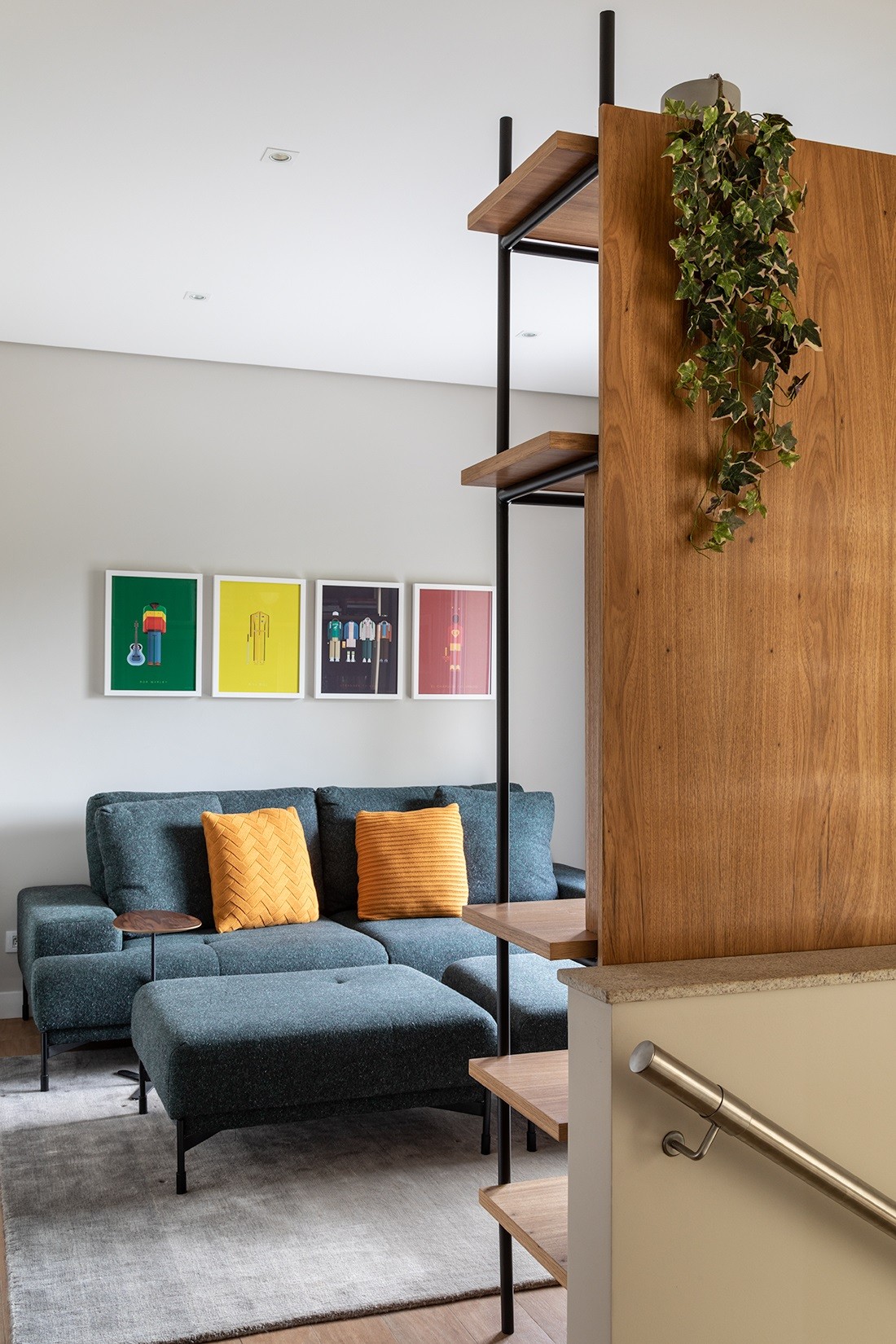 Casa de 235 m² tem área externa arborizada e décor leve (Foto: Evelyn Muller)