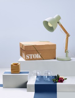 Kit Especial Dia das Mães da Tok&Stok com copo para café espresso, luminária de mesa e porta-canetas de madeira | Custa R$ R$ 489,70 | @tokstok