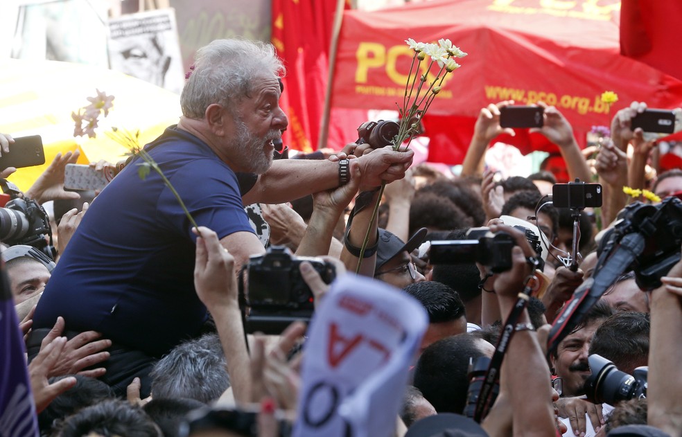 Lula é carregado após discursar no sindicato dos metalúrgicos do ABC (Foto: Andre Penner/AP)