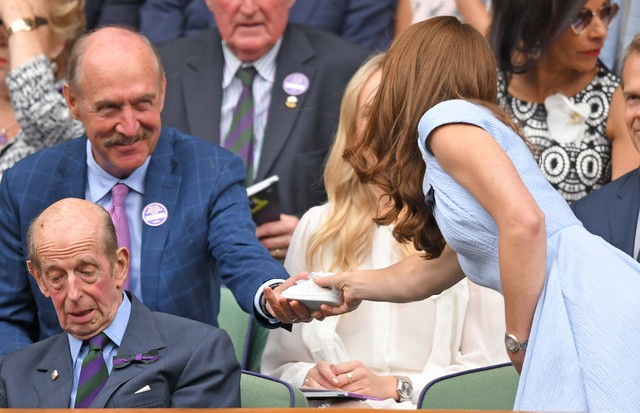 LONDON, ENGLAND - JULY 14: Stan Smith gives Catherine, Duchess of Cambridge a signed baby 'Stan Smith' trainer in the Royal Box during Men's Finals Day of the Wimbledon Tennis Championships at All England Lawn Tennis and Croquet Club on July 14, 2019 in L (Foto: Getty Images)