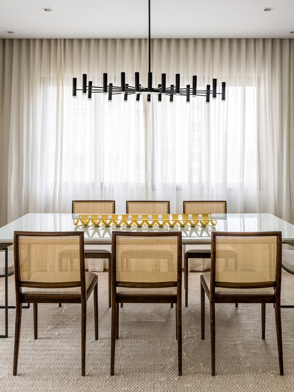 A mesa de jantar com oito lugares fica na extensão do living — Foto: Renato Navarro