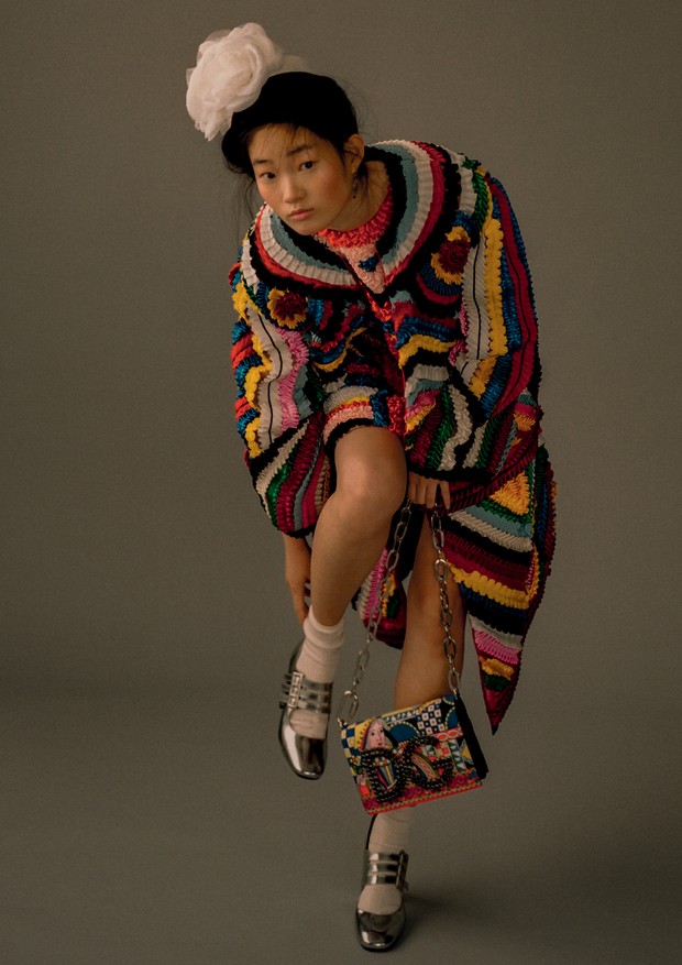HyunJi Shin usa casaco, vestido, brincos e bolsa, tudo Dolce & Gabbana. Chapéu, Harlem’s Heaven Hat Boutique; sapatos, Carel (Foto: Zee Nunes)