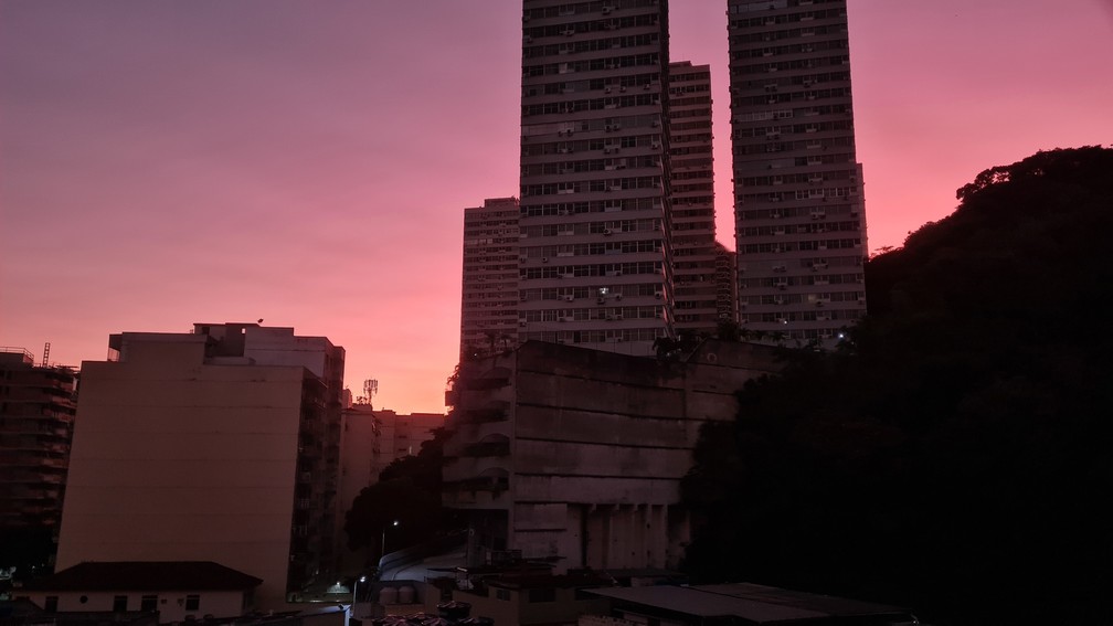 Céu rosado no Rio — Foto: Eduardo Pierre/g1
