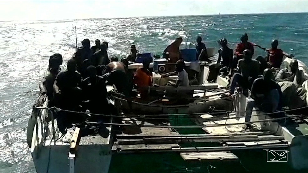 Imigrantes africanos foram encontrados em barco à deriva por pescadores (Foto: Reprodução/TV Mirante)