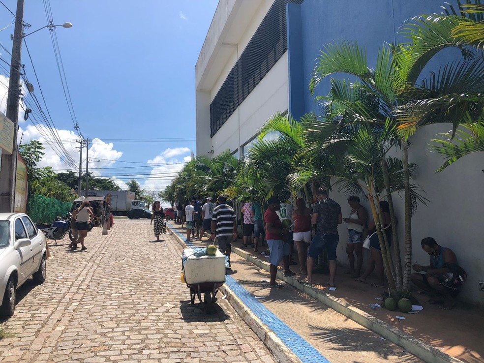 Fila se estendeu para parte de fora da agência da Caixa em Natal — Foto: Vinícius Marinho/Inter TV Cabugi
