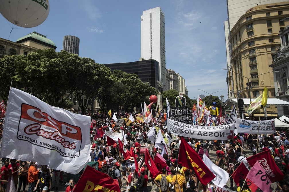 Rio de Janeiro - Manifestantes participam de protesto contra o governo do presidente Jair Bolsonaro, neste sábado (2) — Foto: Bruna Prado/AP