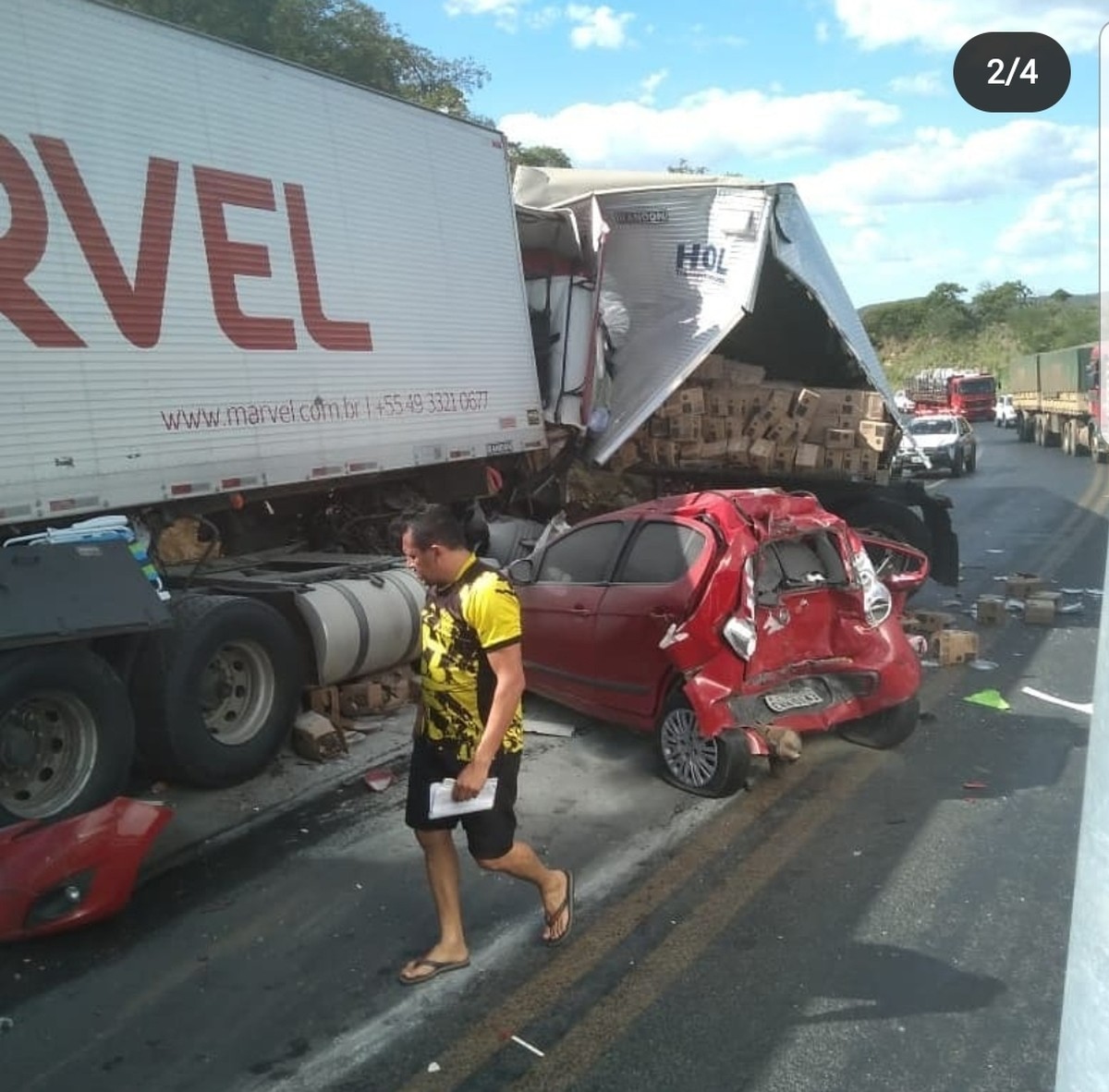 Acidente Entre Duas Carretas E Um Carro Na Br 251 Deixa Pelo Menos Um Morto E Outros Sete Feridos Grande Minas G1