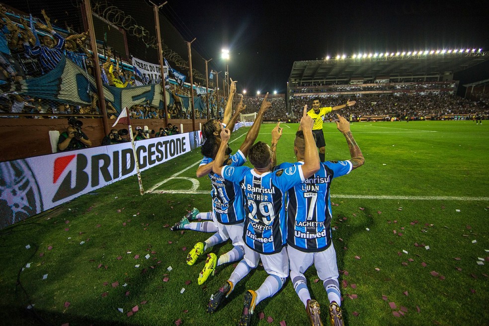 Jogadores do Grêmio comemoram a conquista da terceira Libertadores do clube, em 2017 — Foto: Lucas Uebel/Divulgação Grêmio