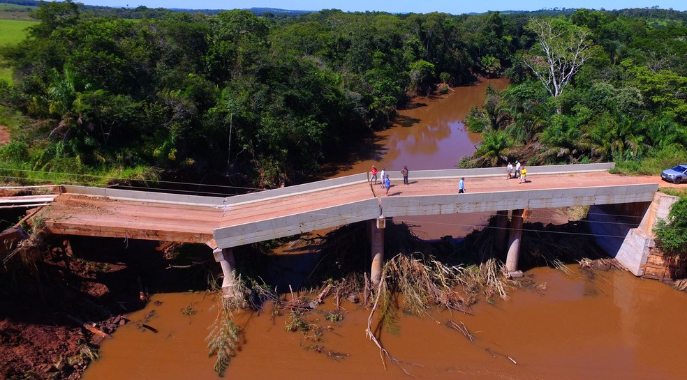 Ponte sobre Rio dos Velhos, em Jardim (MS), desabou parcialmente no dia 19 de fevereiro (Foto: Chico Ribeiro/Segov)