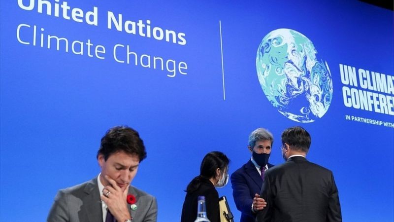 Justin Trudeau, John Kerry e Moon Jae durante a COP26 em Glasgow; conferência resultou em acordo neste sábado (Foto: Reuters via BBC)