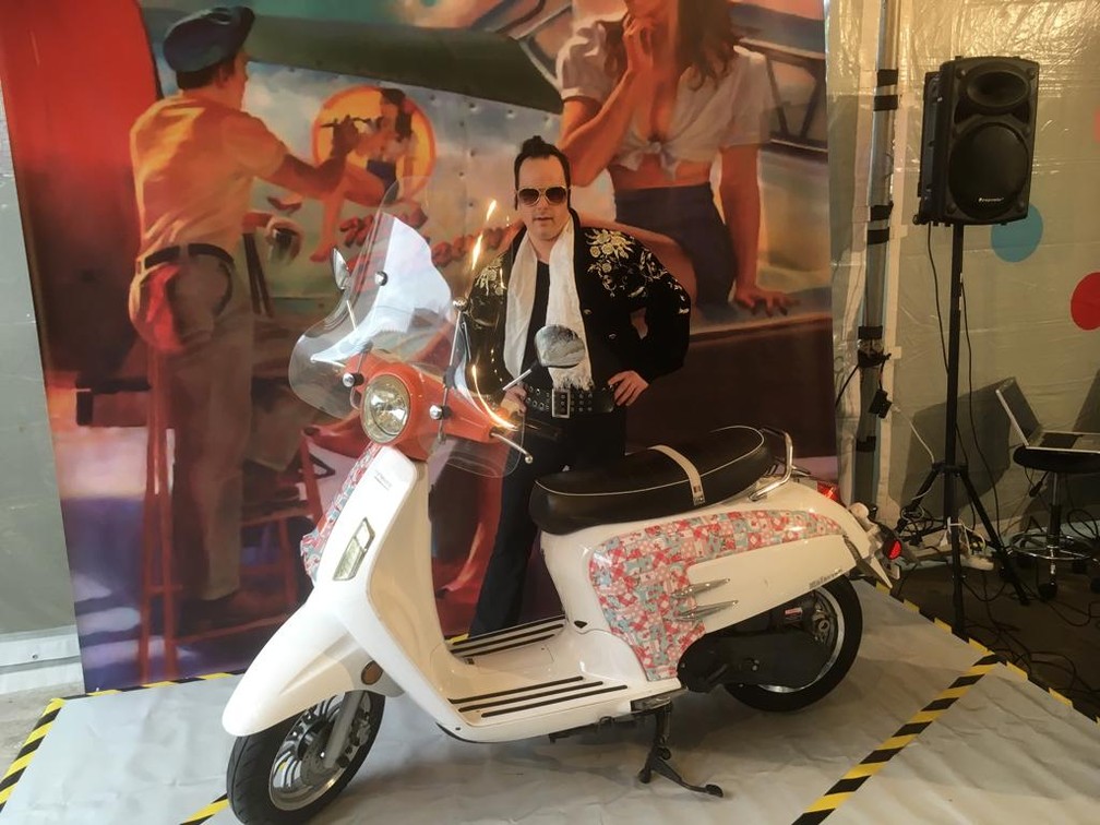 Willian tem 40 anos e faz apresentações imitando o Elvis Presley  — Foto: Arquivo pessoal 