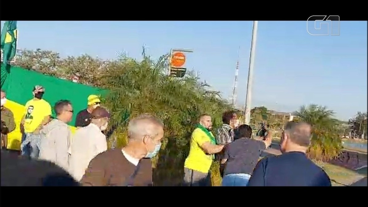Homem dá tapa em celular de jornalista que registrava manifestação a favor do voto impresso ...